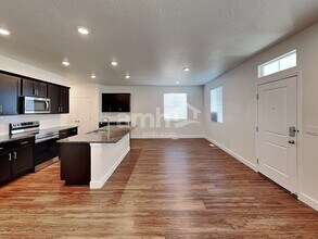 5936 Verdigris Dr in West Jordan, UT - Foto de edificio - Building Photo