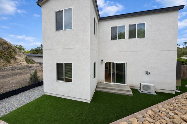 5418-5420 Baja Dr in San Diego, CA - Foto de edificio - Building Photo