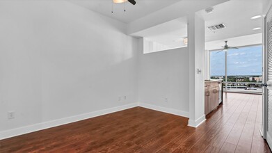 1120 E Kennedy Blvd in Tampa, FL - Foto de edificio - Building Photo
