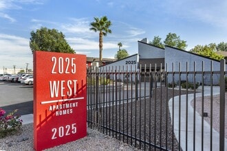 2025 West Apartment Homes in Phoenix, AZ - Foto de edificio - Building Photo