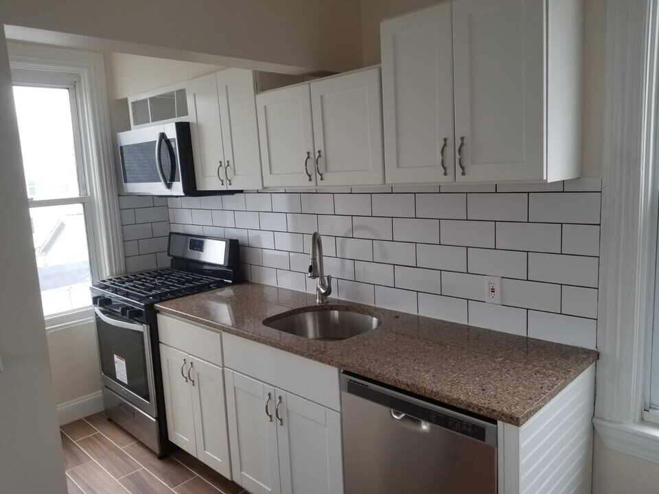 205 Waterman Ave, Unit 2ND in East Providence, RI - Building Photo