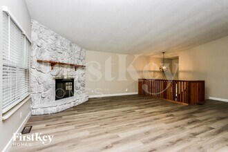 855 Windemere Ave in Des Peres, MO - Foto de edificio - Building Photo