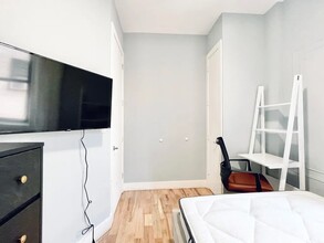 Furnished room/NOT APARTMENT, Unit 2 in Brooklyn, NY - Foto de edificio - Building Photo