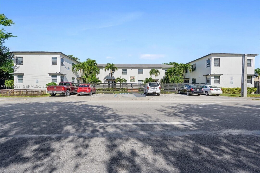 571 NE 82nd St in Miami, FL - Building Photo