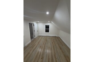805 Blue Hill Ave, Unit 3 in Boston, MA - Foto de edificio - Building Photo