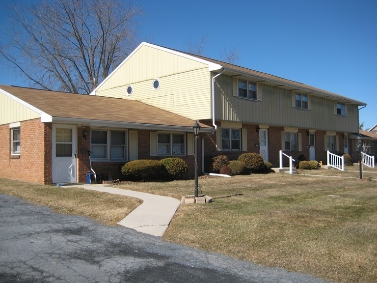 851-859 Londonderry Blvd in Palmyra, PA - Building Photo