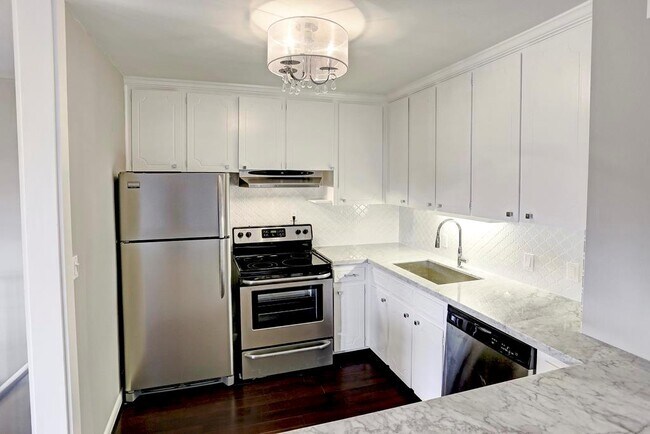 3401 Timmons Ln in Houston, TX - Building Photo - Building Photo