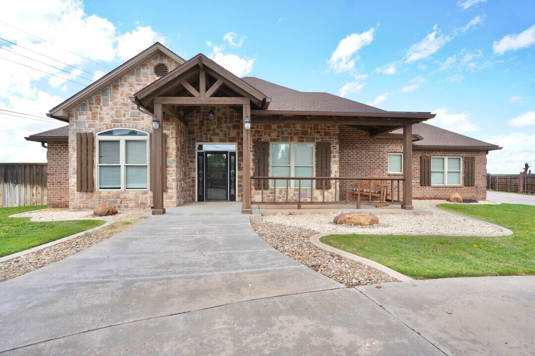 8606 County Rd 6910 in Lubbock, TX - Building Photo