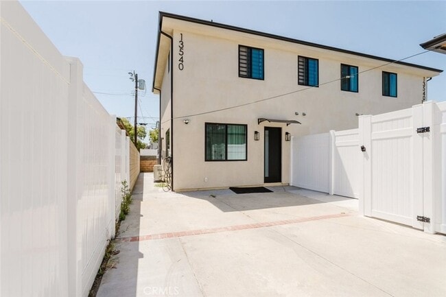 13540 Hamlin St in Los Angeles, CA - Foto de edificio - Building Photo