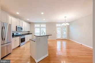 43148 Katama Square in Chantilly, VA - Foto de edificio - Building Photo