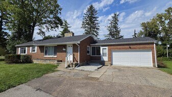 3916 Dayton Xenia Rd in Dayton, OH - Building Photo