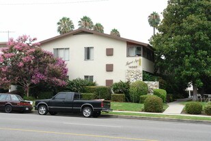 14007 Moorpark St Apartments