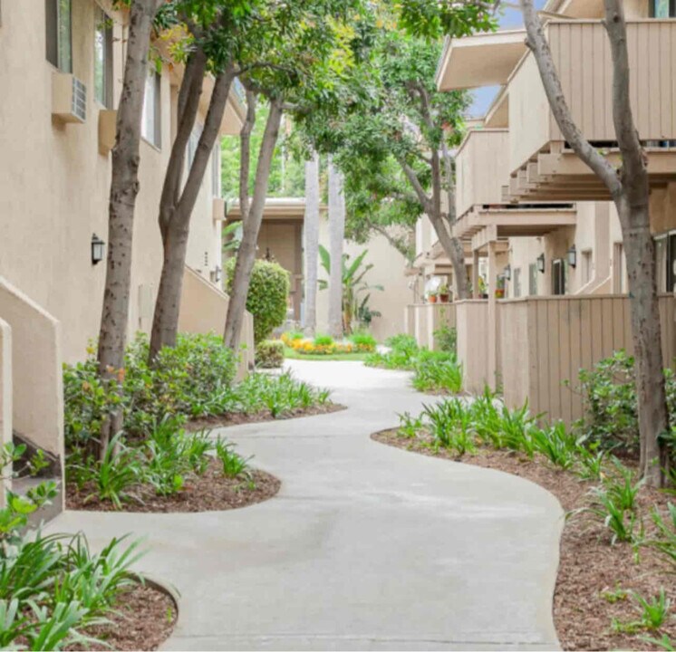 16208 Cornuta Ave-Unit -B in Bellflower, CA - Building Photo