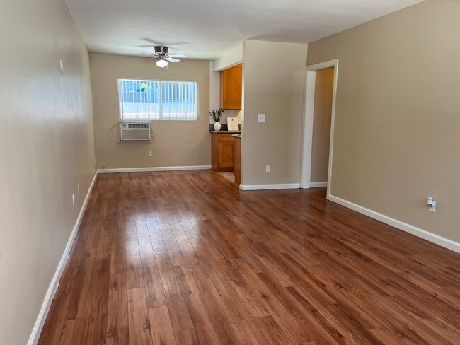 13760 Sherman Way, Unit 6 in Los Angeles, CA - Building Photo - Building Photo