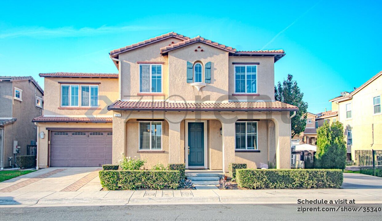 221 W Pebble Creek Ln in Orange, CA - Foto de edificio
