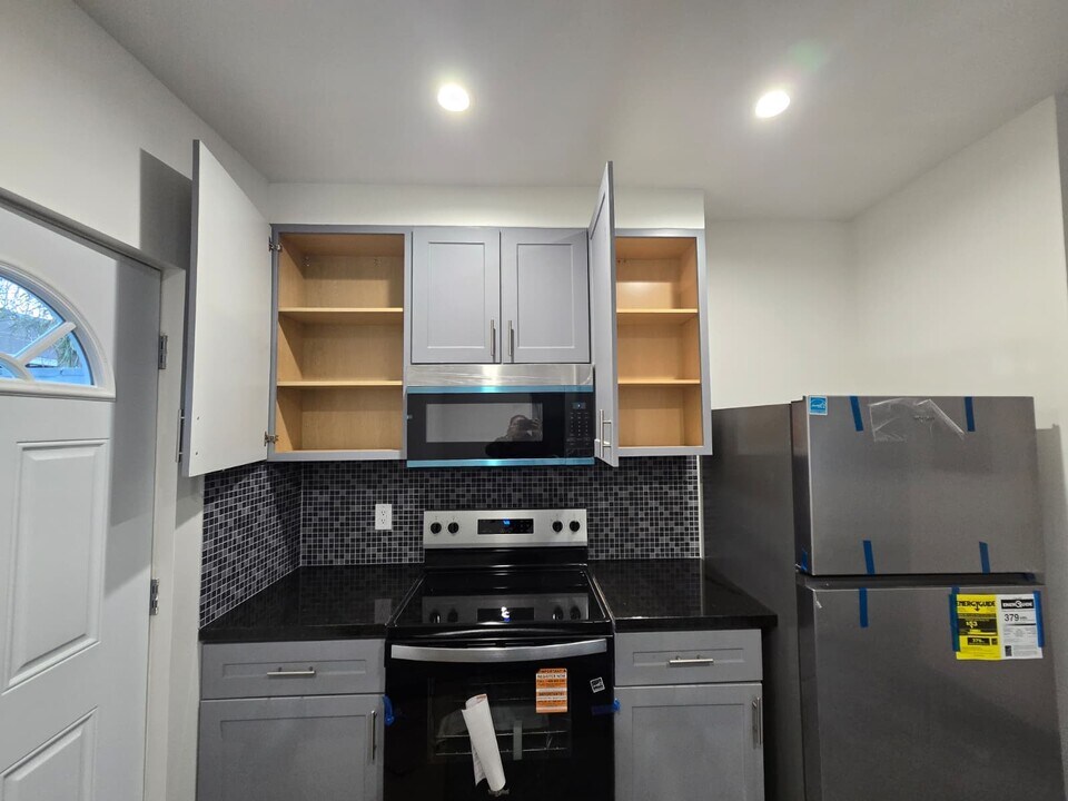 18557 W Victory Blvd in Los Angeles, CA - Building Photo