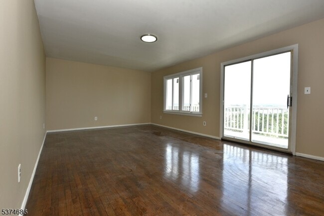 633 5th St in Carlstadt, NJ - Building Photo - Building Photo