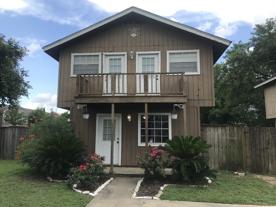 701 Chalet Ct in College Station, TX - Building Photo