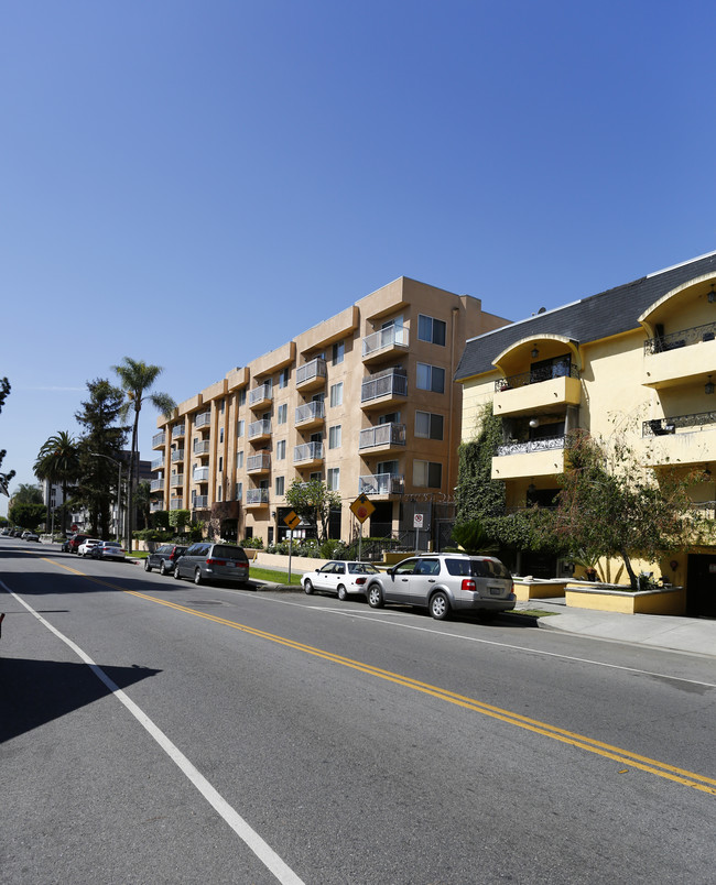 Hobart Villa Apartments in Los Angeles, CA - Building Photo - Building Photo