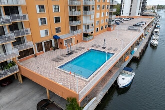 Waterside Towers in North Miami, FL - Foto de edificio - Building Photo