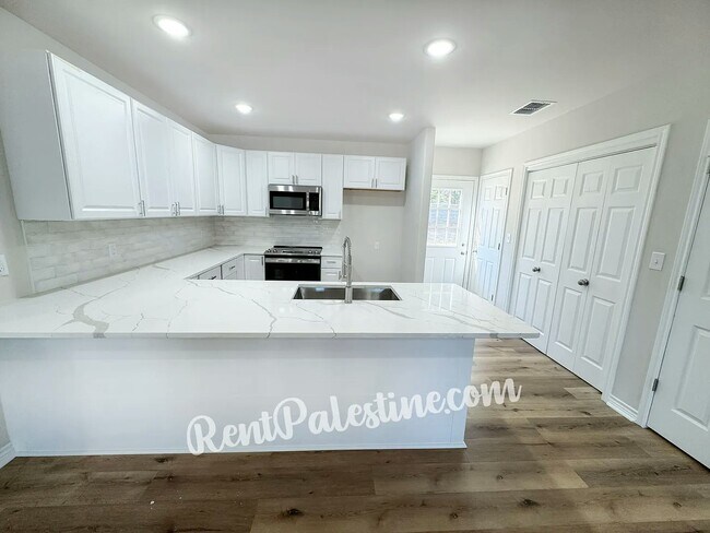 114 Private Rd 8835 in Palestine, TX - Building Photo - Building Photo