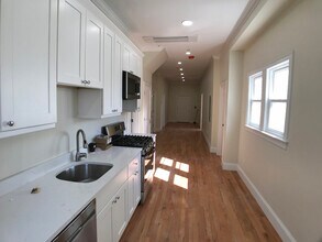 12 Harris St in Brookline, MA - Foto de edificio - Building Photo