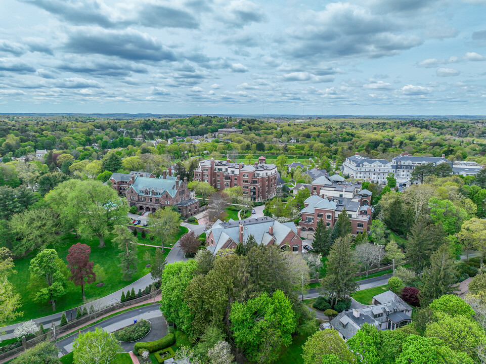 Longyear at Fisher Hill in Brookline, MA - Foto de edificio