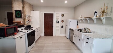 1013 E Center St, Unit 7 in Milwaukee, WI - Building Photo - Building Photo