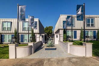 The Ashley at Bluffview Apartments in Dallas, TX - Foto de edificio - Building Photo