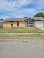 214 Glasgow Dr in Wichita Falls, TX - Building Photo