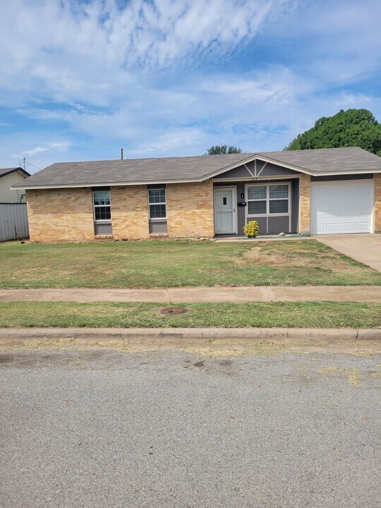 214 Glasgow Dr in Wichita Falls, TX - Building Photo