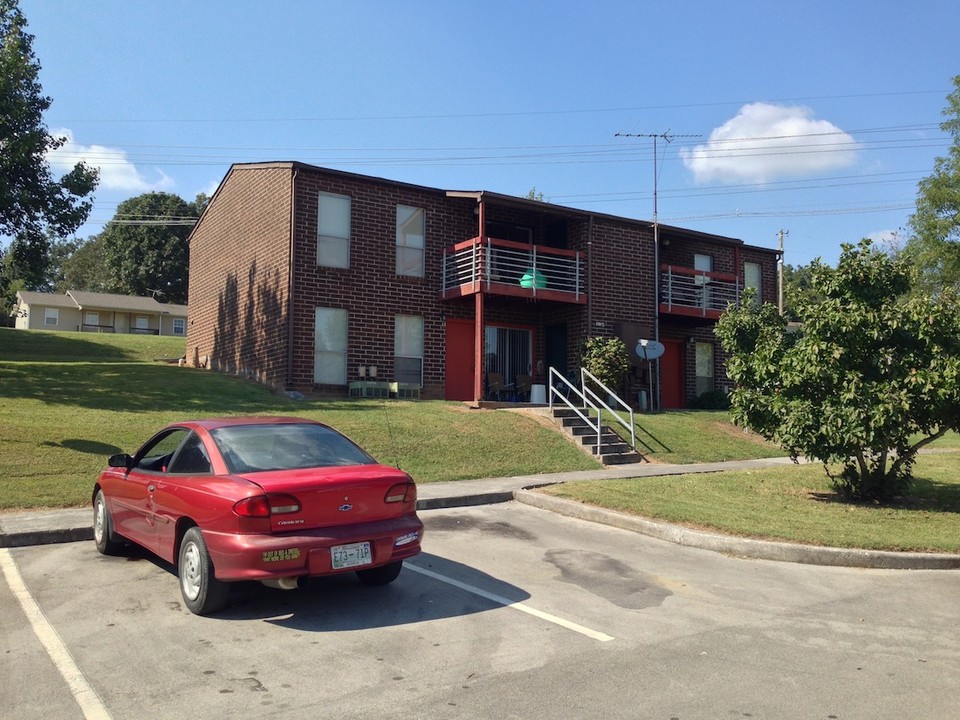 Crestview Apartments in Madisonville, TN - Building Photo