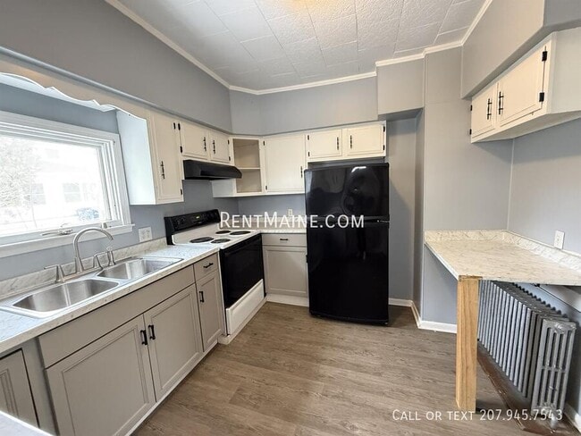 120 Center St in Bangor, ME - Building Photo - Building Photo