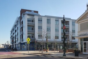 23 Shipyard Dr in Hingham, MA - Building Photo