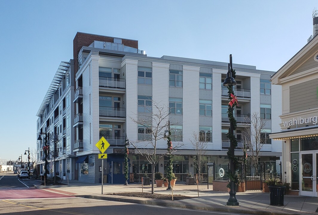 23 Shipyard Dr in Hingham, MA - Building Photo