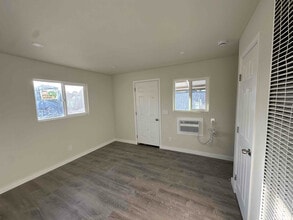 1211 Center Ln, Unit 4 in Los Banos, CA - Foto de edificio - Building Photo