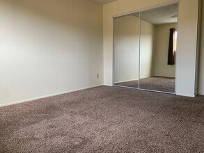 16481 Waterway Cir, Unit C in Huntington Beach, CA - Foto de edificio - Building Photo