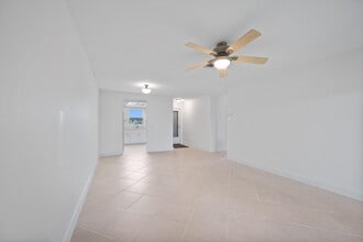 2765 Ashley Dr W in West Palm Beach, FL - Building Photo - Building Photo