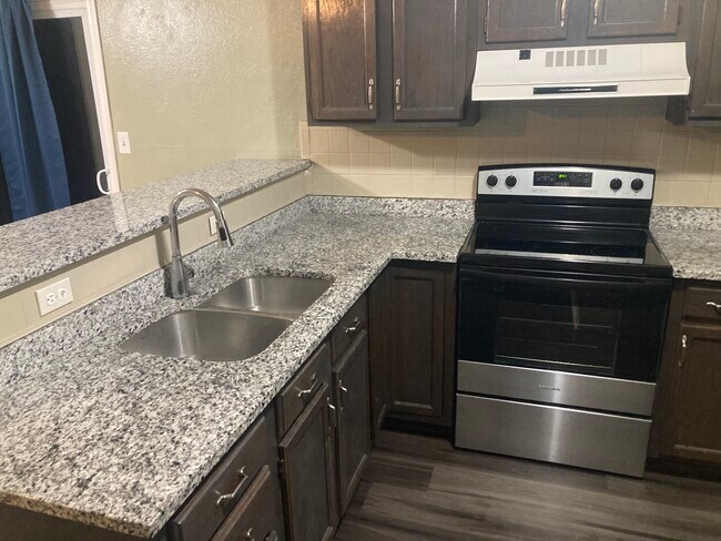 1807 SE Oak St in Oak Grove, MO - Foto de edificio - Building Photo