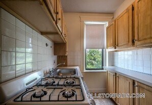 1152 Commonwealth Ave in Boston, MA - Building Photo