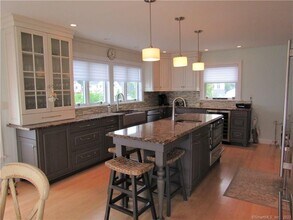 14 Shore Rd in East Lyme, CT - Building Photo - Building Photo