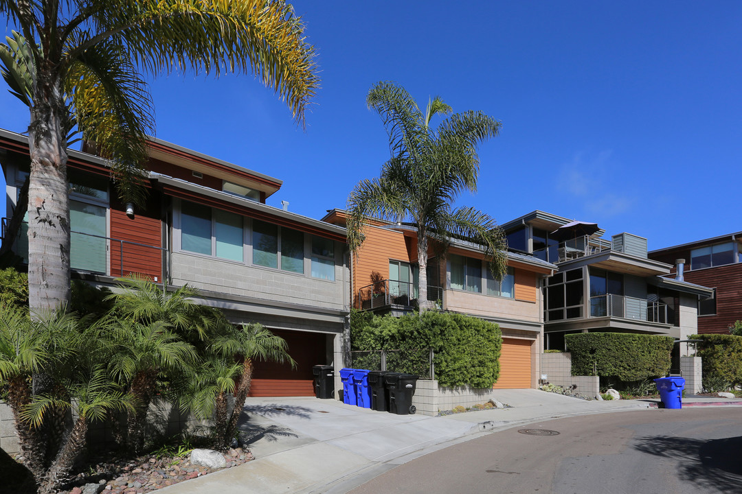 Playa Del Sur Apartments in La Jolla, CA - Building Photo