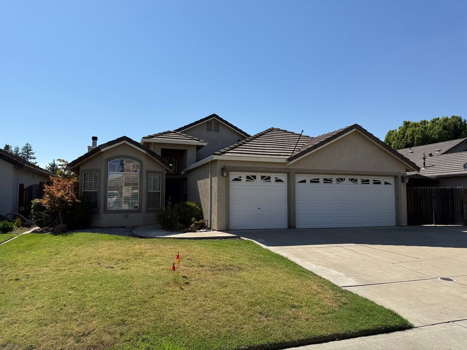 521 Pecan Dr in Ripon, CA - Foto de edificio