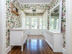 32 Valley View Rd in Great Neck, NY - Building Photo - Building Photo
