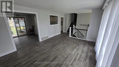 17 Larkdale Crescent in Angus, ON - Building Photo - Building Photo