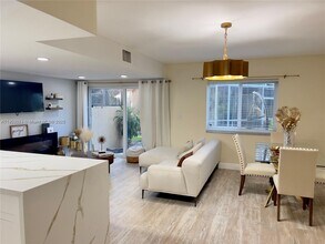 568 N University Dr in Plantation, FL - Building Photo - Building Photo