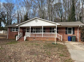 1313 Oakdale Dr in Griffin, GA - Building Photo