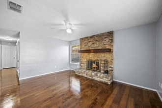 2208 Viewtop Ln in Arlington, TX - Foto de edificio - Building Photo