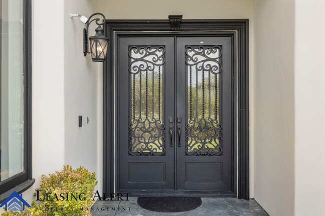 5011 Hayvenhurst Ave in Los Angeles, CA - Building Photo - Building Photo