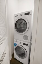 445 E Waterside Dr in Chicago, IL - Building Photo - Building Photo